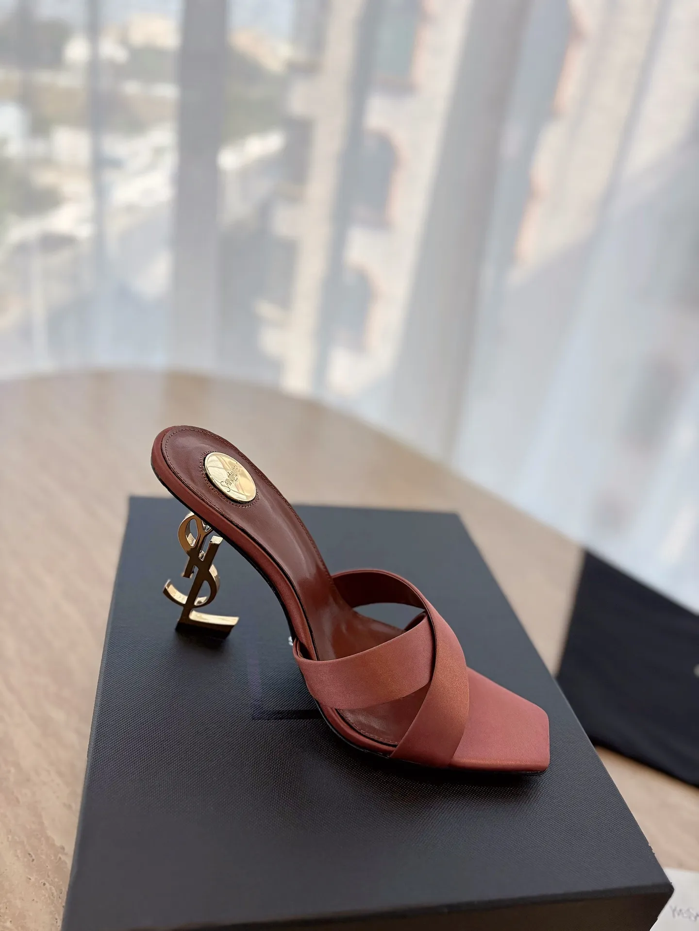 👟👟Ex-factory price 560👟👟 "SAINT LAURENT*" Yves Saint Laurent 25ss/hot YSL high heels and slippers in summer New shoe type·Only YSL understands women's hearts best and does not accept refutation Super invincible feminine artifact, a must-have for women (✅Z products are customized from the whole body, perfect consistency) New last type. Compare the differences between pictures and goods on the market ✔Upper: Customized imported silk ✔Inner lining: imported sheepskin ✔Sole: imported genuine leather outsole ✔Heel height: 10.5cm ✔Number of yards: 35-39 (No refund for 40 pieces of custom-made stock) (Full package)